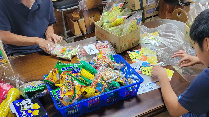駄菓子の袋詰め